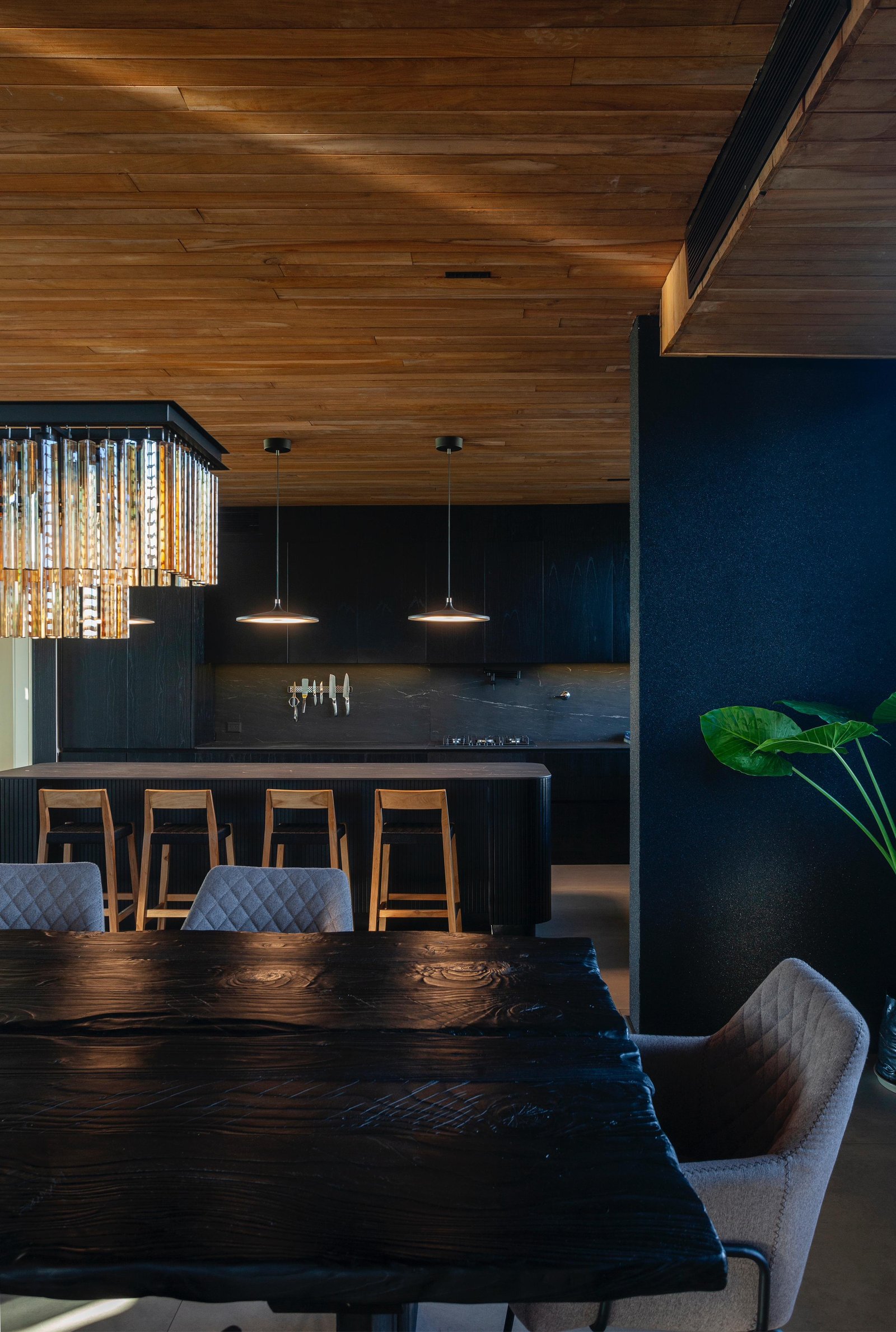 Cozinha moderna com ilha e mesa de madeira de borda viva — projeto Muelles - Estudio Pacifica, por ABEJA CONCEPT, em Nordelta